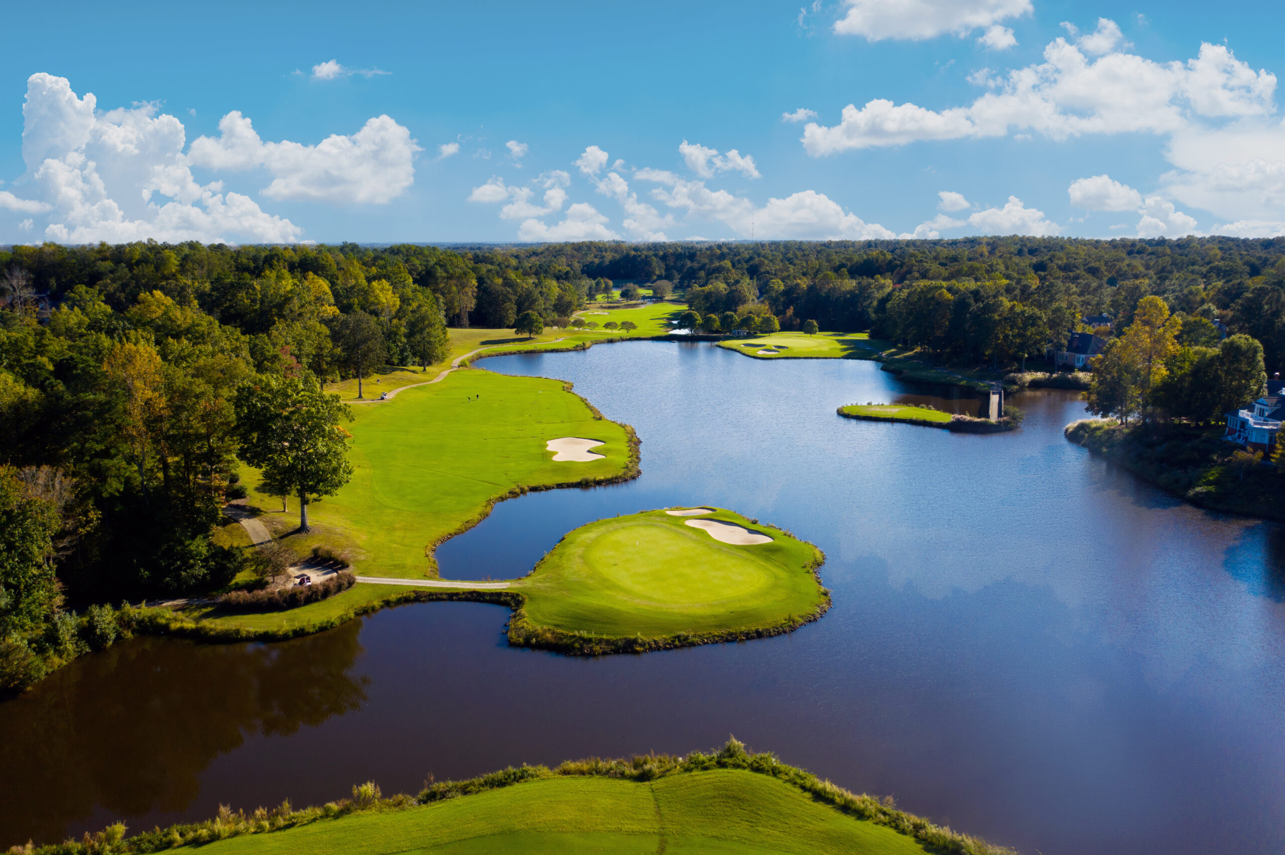 Outdoor gathering space at Ford's Colony Country Club
